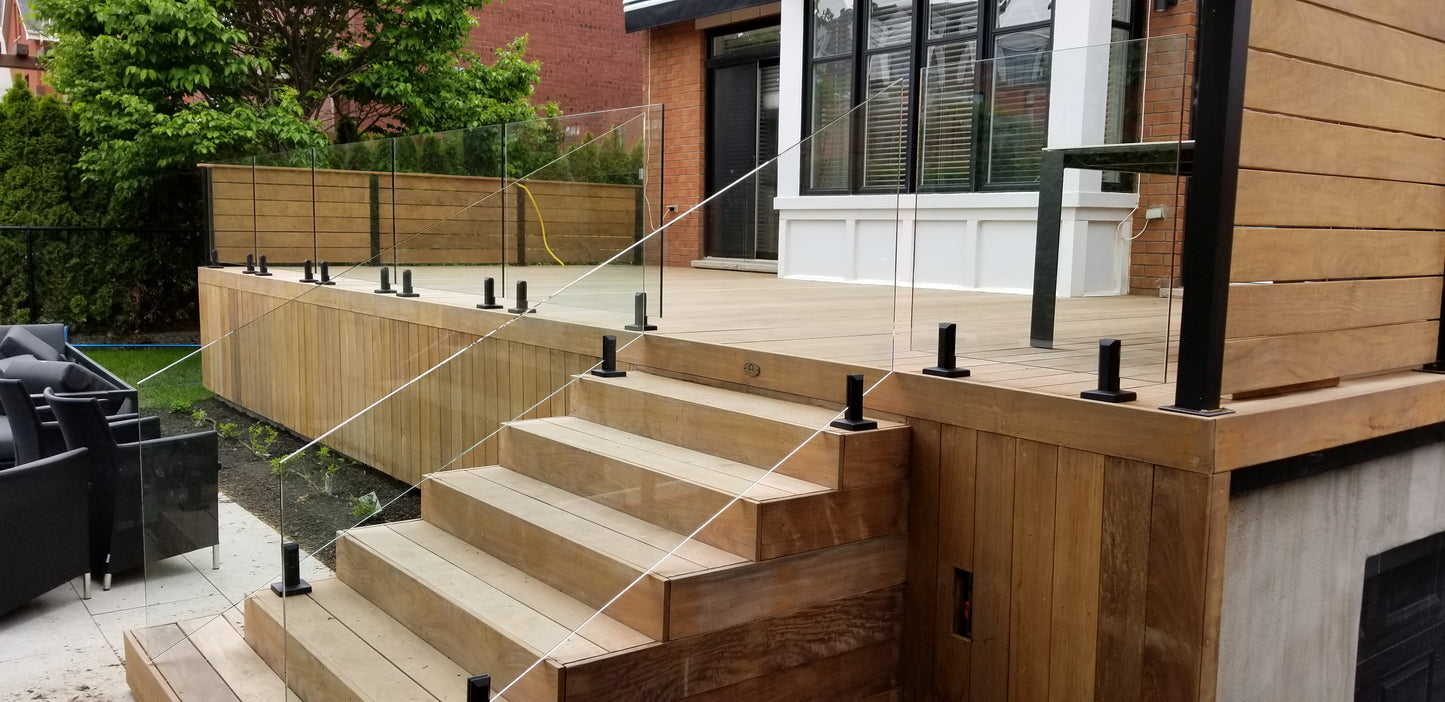 Rampe de verre sur balcon avec spigots noirs